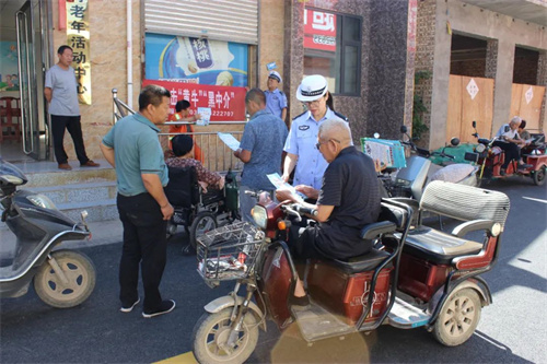 【夏季交通安全宣传】拒绝“黄牛”黑中介,侯马交警筑牢农村交通安全防火墙(图1) 【夏季交通安全宣传】拒绝“黄牛”黑中介,侯马交警筑牢农村交通安全防火墙(图1)