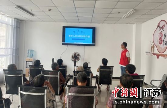 志愿者给老年人讲解反诈知识。周屯村 供图 志愿者给老年人讲解反诈知识。周屯村 供图