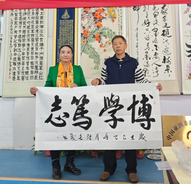 陈香梅世界艺术家协会书画笔会在京举行 17位名家挥毫共绘艺术盛宴 2025年10月8日上午10时,由陈香梅世界艺术家协会主办的“书画艺术交流笔会”在北京盛合体育中心圆满举行。来自全国各地的17(图12) 陈香梅世界艺术家协会书画笔会在京举行 17位名家挥毫共绘艺术盛宴 2025年10月8日上午10时,由陈香梅世界艺术家协会主办的“书画艺术交流笔会”在北京盛合体育中心圆满举行。来自全国各地的17(图12)