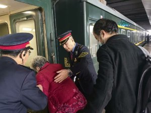温情相伴旅途 列车长暖心帮扶重点旅客