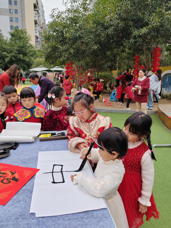 墨香润童心 春联迎新年——著名书画家徐岩走进永南幼儿园共庆元旦(图3)