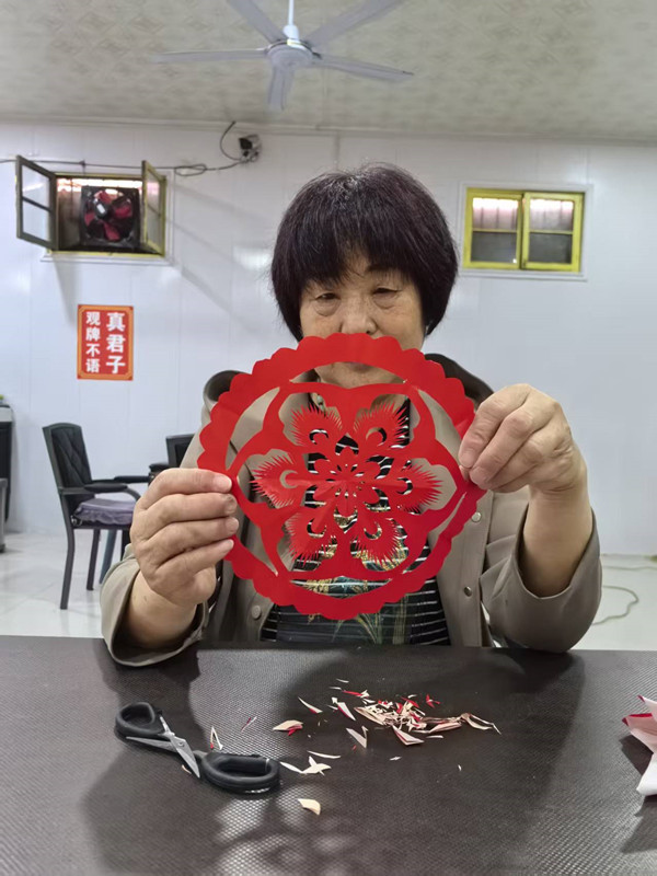 刘运连  巧手剪出新天地(图6)